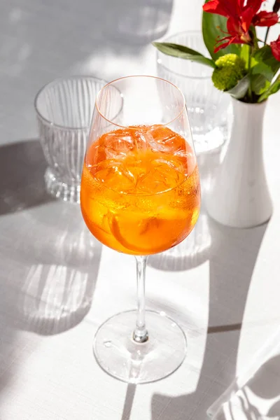 Коктейль Aperol Spritz Столе Белой Скатертью Стакан Высокой Длинной Ноге — стоковое фото