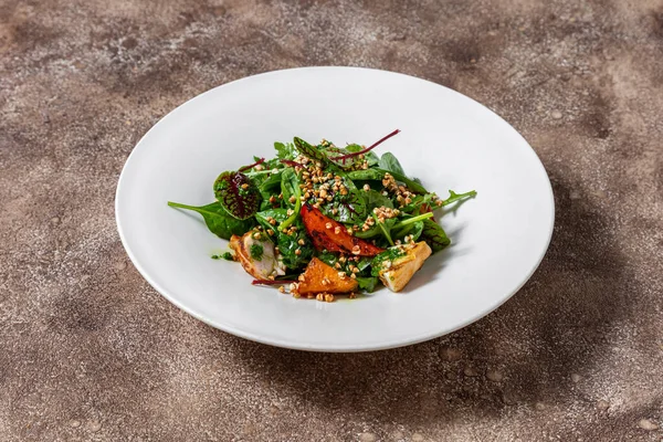 Warme Salade Met Kwartel Paprika Pompoen Diverse Sla Pesto Boekweitkorrels — Stockfoto