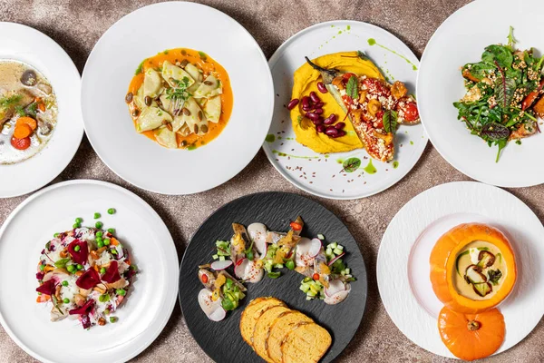 Balkabağı ve mantarlı mevsimlik sonbahar sebzeleri. Sturgeon ear, vinaigrette with chanterelle mantar, uskumru ve ringa fileto with cornbread and mantar tost, balkabağı çorbası with porcini mantar, porcini mantarlı hamur köftesi