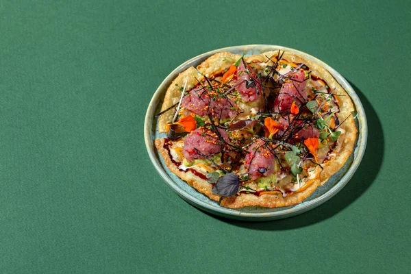 Japanese Pizza Flatbread Okonomiyaki Roti Tuna Tartar Fresh Avocado Microgreen — стоковое фото