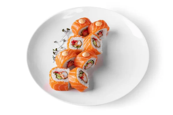 Pirinç, somon, karides, salatalık, avokado, mung fasulyesi salatası, tobiko havyar, nori, sos ve Philadelphia peynirini beyaz bir tabakta yuvarla.