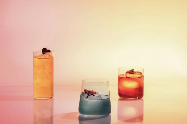 Four Cocktails Different Colors Poured Transparent Glass Dish Blue Cocktail — Stockfoto