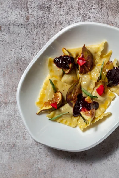 Duck Fillet Dumplings Topped Figs Cherry Sauce Edible Violet Petals — Zdjęcie stockowe