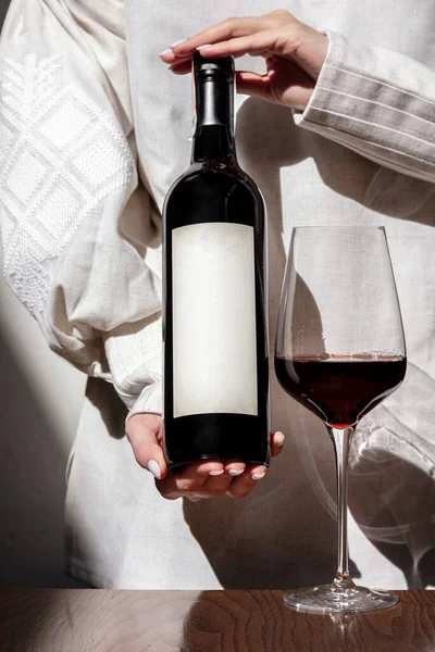 Bottle Red Wine Female Hands Sunlight Nearby Dark Brown Lacquered — Foto de Stock
