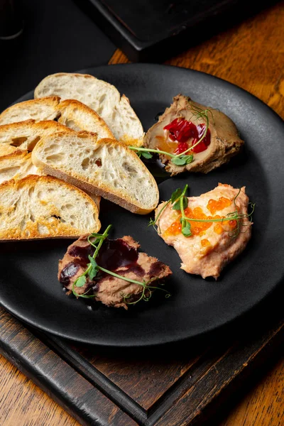 Forshmak Met Erwtenspruiten Peper Gehakte Vis Zalmkaviaar Saus Gebakken Brood — Stockfoto