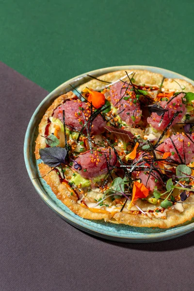 Japanese Pizza Flatbread Okonomiyaki Roti Tuna Tartar Fresh Avocado Microgreen — Stock fotografie