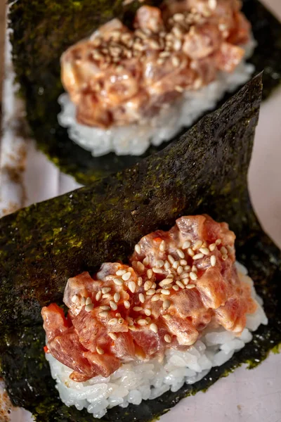 Handroll Tuna Japanese Mayonnaise Sprinkled Sesame Seeds Top Zezhit Leaf — стокове фото