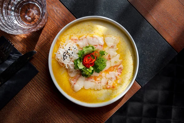 Salade Met Garnalen Inktvis Kool Sesamzaad Saus Chili Dille Peterselie — Stockfoto