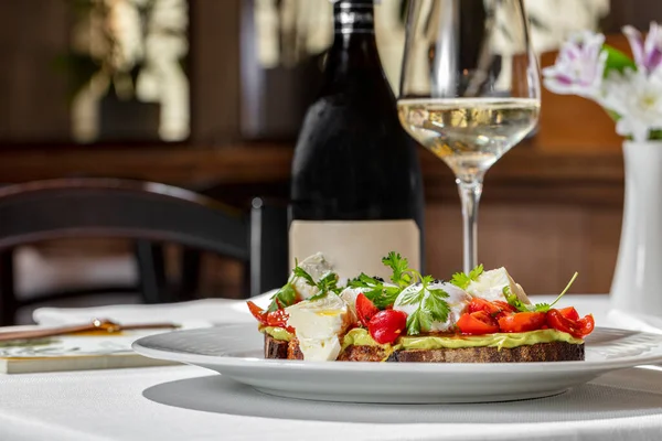 Italian Dish Buckwheat Bread Bruschetta Mashed Avocado Cherry Tomatoes Artichokes — Zdjęcie stockowe