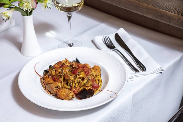 Salad Crayfish Mussels Spaghetti Cheese Tomatoes Peppers Plate Cutlery Glass — Stock fotografie