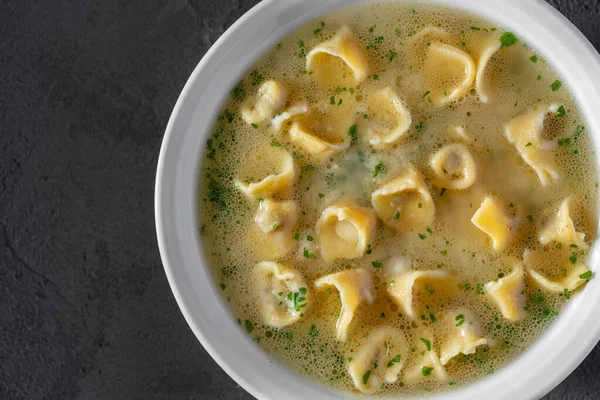 Kuřecí Vývar Tortellini Olivovým Olejem Petrželí Polévka Bílém Hlubokém Keramickém — Stock fotografie