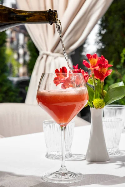 Cocktail Prosecco Strawberries Juicy Strawberry Puree Blended Ice Cold Bubbles — Foto de Stock