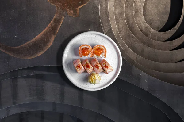 Sushi Roll Salmon Red Caviar Filled Philadelphia Cheese Lettuce Wrapped — Fotografie, imagine de stoc