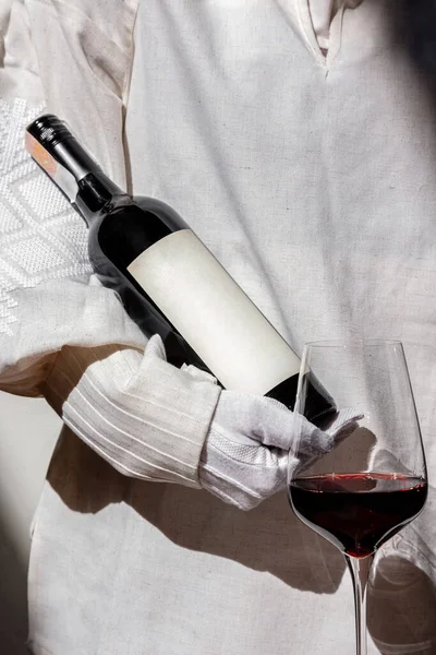 Bottle Red Wine Female Hands Sunlight Nearby Dark Brown Lacquered — Foto de Stock