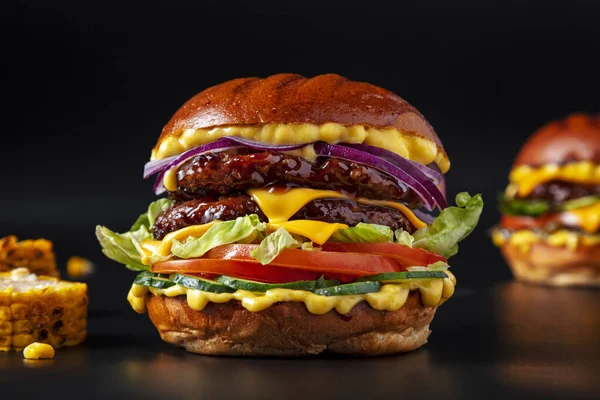 Гамбургер Двойной Котлет Лук Сыр Салат Желтый Соус Помидоры Огурцы — стоковое фото