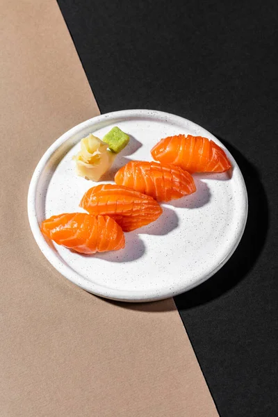 Nigiri Salmon Large Pieces Salmon Sashimi Lie Top Rice Nearby — ストック写真