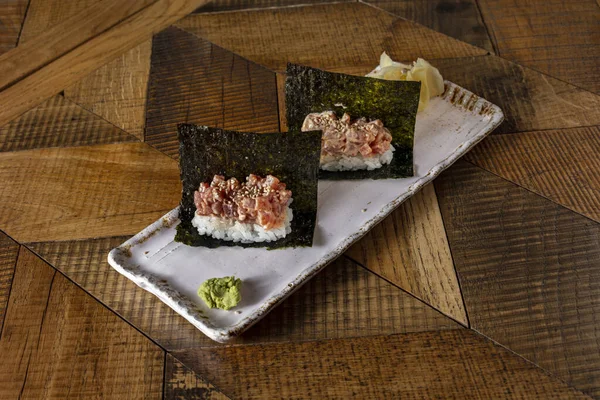 Handroll Tuna Japanese Mayonnaise Sprinkled Sesame Seeds Top Zezhit Leaf — стокове фото