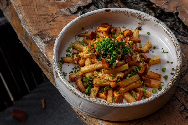 Fried Potatoes Cut Slices Fried Chanterelle Mushrooms Onions Garlic Olive — Stockfoto