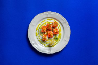 Tobiko rulosu yılan balığı ve salatalık ile doldurulmuş, pirince sarılmış tobiko havyarı. Üstü yeşil soğan ve limon aromalı. Yuvarlak, hafif, seramik bir tabakta kalıplı. Sos bir tabağa sürülmüş, zencefil turşusu ve bir wasabi yavrusu.