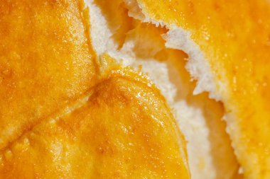 Suluguni peynirli puf böreği. Khachapuri kare şeklinde ve hamurun ortasında bir çentik var. Yemekler seramik tabakta, hafif bir tabakta. Tabak ışıkta. keten kumaş arkaplanı.