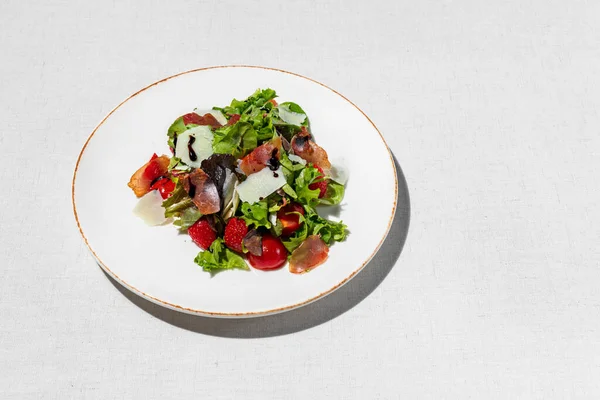 Italian Dish Salad Jamon Parmesan Cheese Strawberries Arugula Lettuce Leaves — Stock fotografie