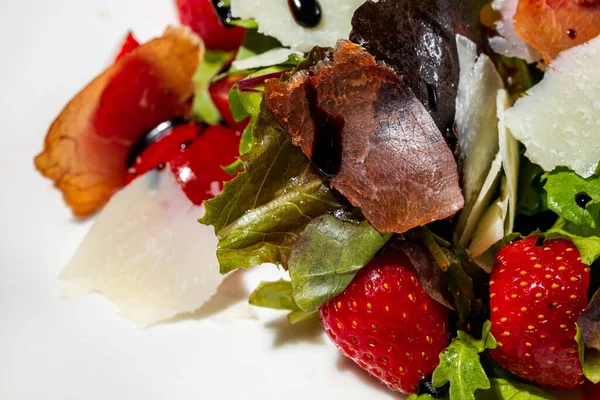 Italian Dish Salad Jamon Parmesan Cheese Strawberries Arugula Lettuce Leaves — Photo