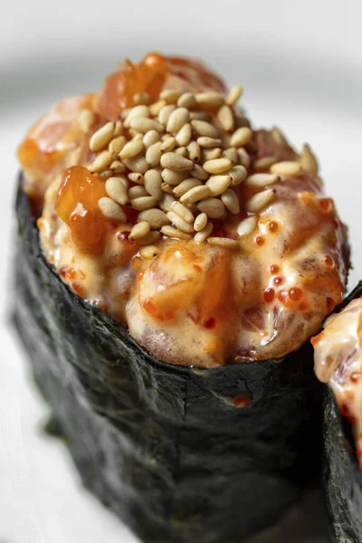 Two Gunkans Stuffed Rice Wrapped Nori Salmon Tartare Top Nunkans — Zdjęcie stockowe