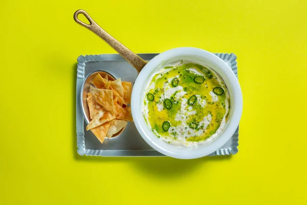 Hummus Avocado Sauce Chili Tortilla Chips Plate Iron Baking Sheet — Stok fotoğraf