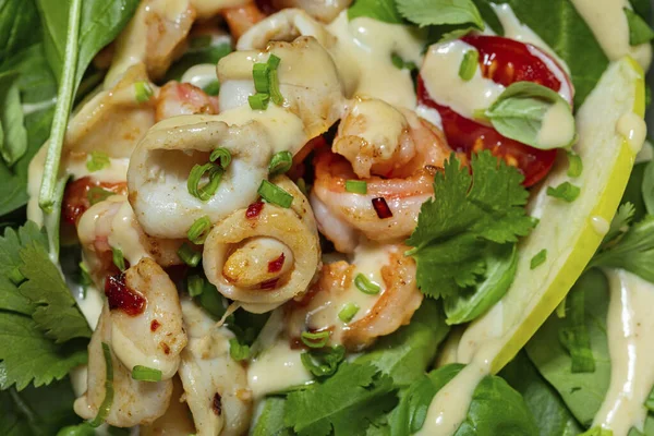 Warm Salad Seafood Mix Salad Shrimp Octopus Squid Tomatoes Apple — стоковое фото