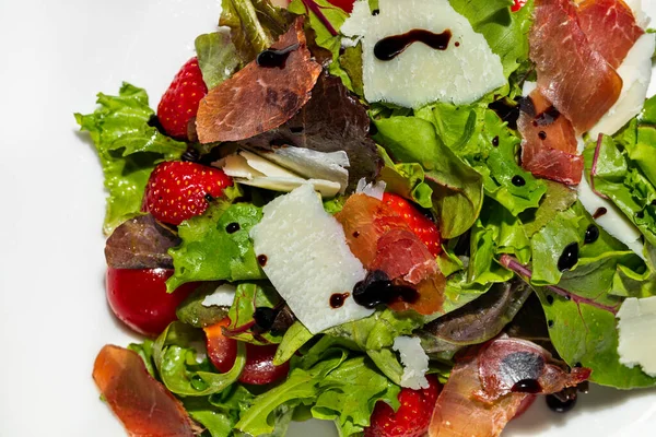Italian Dish Salad Jamon Parmesan Cheese Strawberries Arugula Lettuce Leaves — Φωτογραφία Αρχείου