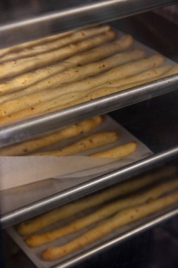 Fırından sonra üzerinde parşömen olan çeşitli İtalyan hamur işleri..