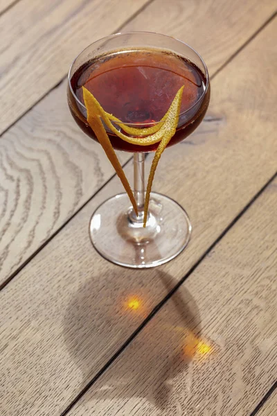 Negroni Cocktail Transparent Glass Orange Zest Glass Wooden Table — Fotografia de Stock