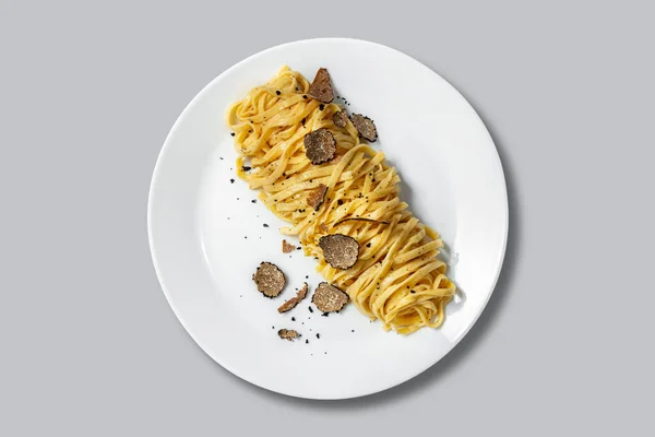 Hausgemachte Spaghetti Mit Trüffelpilzscheiben Auf Einem Hellen Keramikteller Stehen Auf — Stockfoto