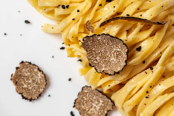 Domowej Roboty Makaron Spaghetti Plastrami Grzybów Truflowych Jasnym Ceramicznym Talerzu — Zdjęcie stockowe