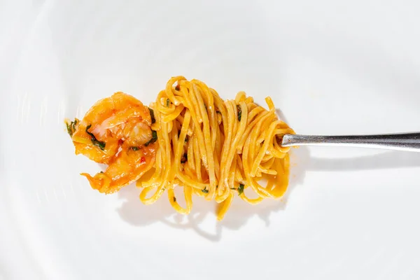 意大利面 番茄酱加罗勒和虾仁 意大利面的一部分包在叉子上 虾子在上面 — 图库照片