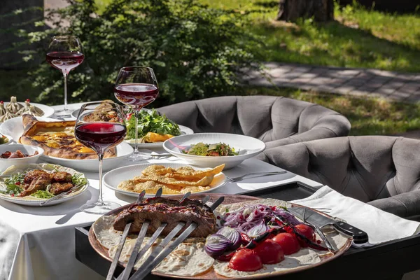 Table White Tablecloth Set Dishes Caucasian Cuisine Glasses Wine Cutlery — Foto de Stock