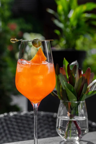 Cocktail Sicilian Spritz Orange Zest Olive Stick Cocktail Tall Glass — стоковое фото