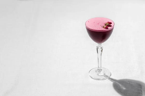 Vermouth Raspberry Foam Rosebuds Drink Glass High Stem Stands Light — Stockfoto