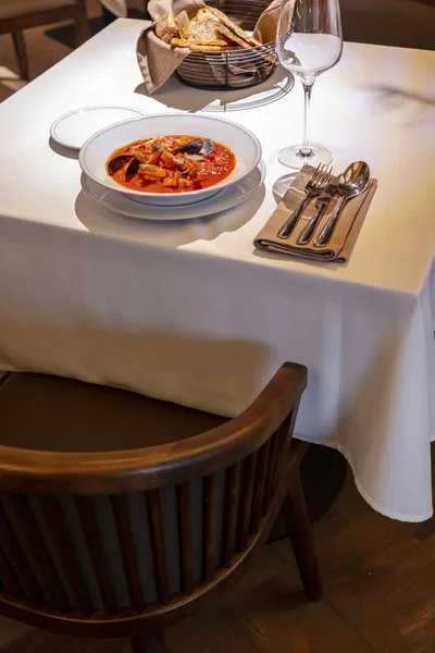 Tomatensoep Met Zeevruchten Een Lichte Keramische Plaat Soep Staat Een — Stockfoto