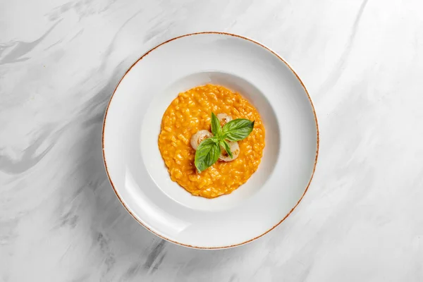 Italian Dish Risotto Cheddar Cheese Grilled Scallop Basil Leaves Top — Stock Fotó