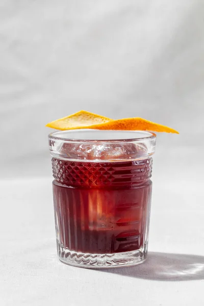 Negroni Cocktail Transparent Glass Orange Zest Glass Stands Light Tablecloth — Φωτογραφία Αρχείου