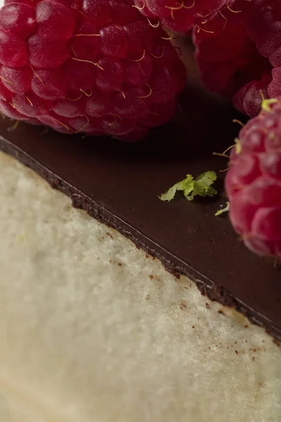 Dessert Cheesecake Nut Crust Chocolate Icing Raspberries Lime Zest Lie — Stock fotografie