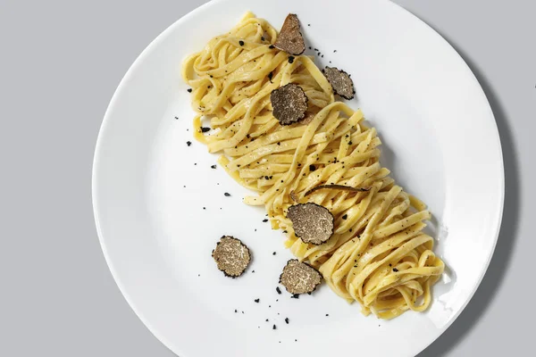 Domowej Roboty Makaron Spaghetti Plastrami Grzybów Truflowych Jasnym Ceramicznym Talerzu — Zdjęcie stockowe