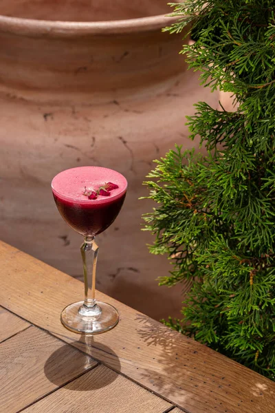 Vermouth Raspberry Foam Rosebuds Drink Glass High Stem Stands Wooden — 스톡 사진