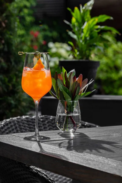 Cocktail Sicilian Spritz Orange Zest Olive Stick Cocktail Tall Glass — стоковое фото