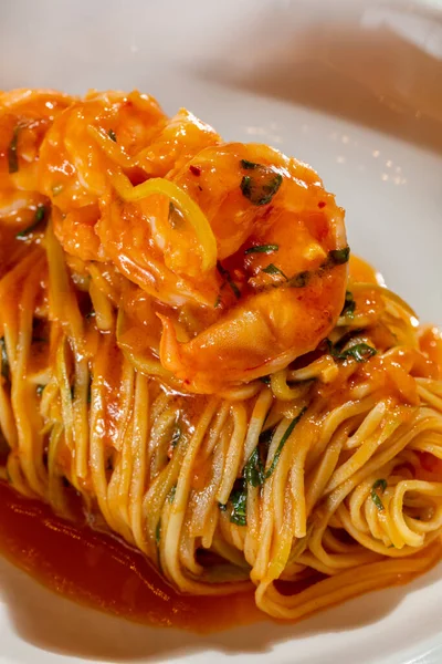 Спагетті Томатному Соусі Базиліком Креветками Їжа Лежить Легкій Керамічній Тарілці — стокове фото