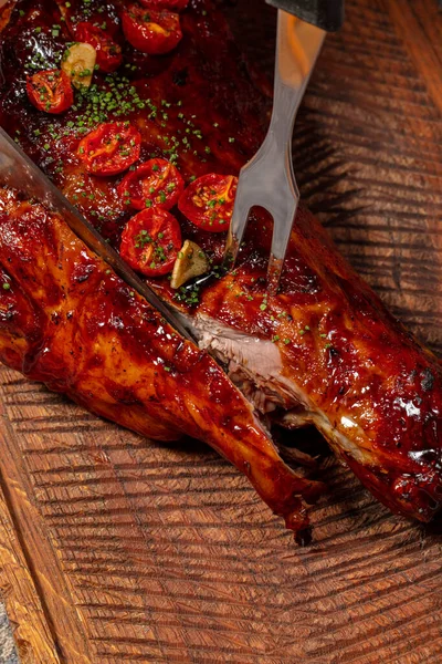 Whole Leg Lamb Roasted Fire Teriyaki Sauce Fried Tomatoes Lies — Fotografia de Stock