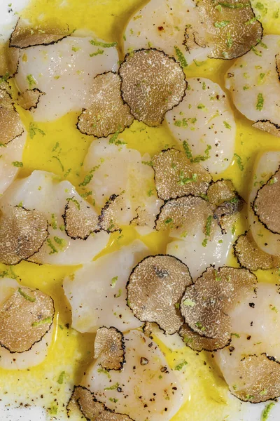 Scallop Carpaccio Szarvasgomba Szeletek Olívaolaj Gyógynövények Közelben Van Egy Pohár — Stock Fotó