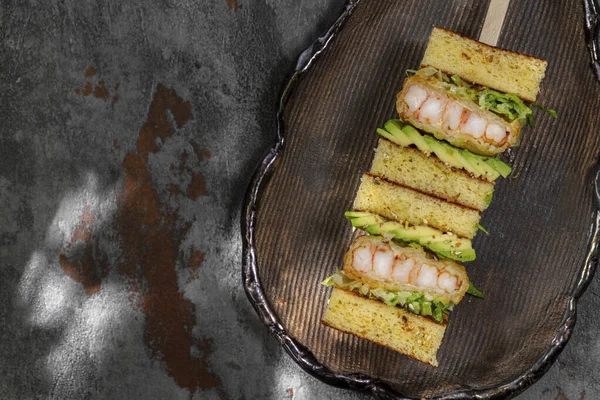 Cornbread Sandwich Shrimp Tempura Avocado Chukka Seaweed Cucumber Sesame Sandwich — Zdjęcie stockowe