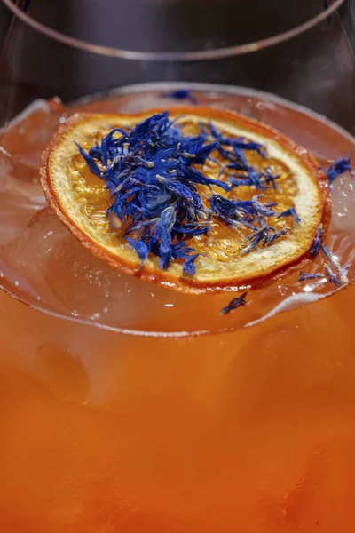 Cocktail Orange Spritz Orange Chips Dried Lavender Flowers Top Cocktail — Stockfoto